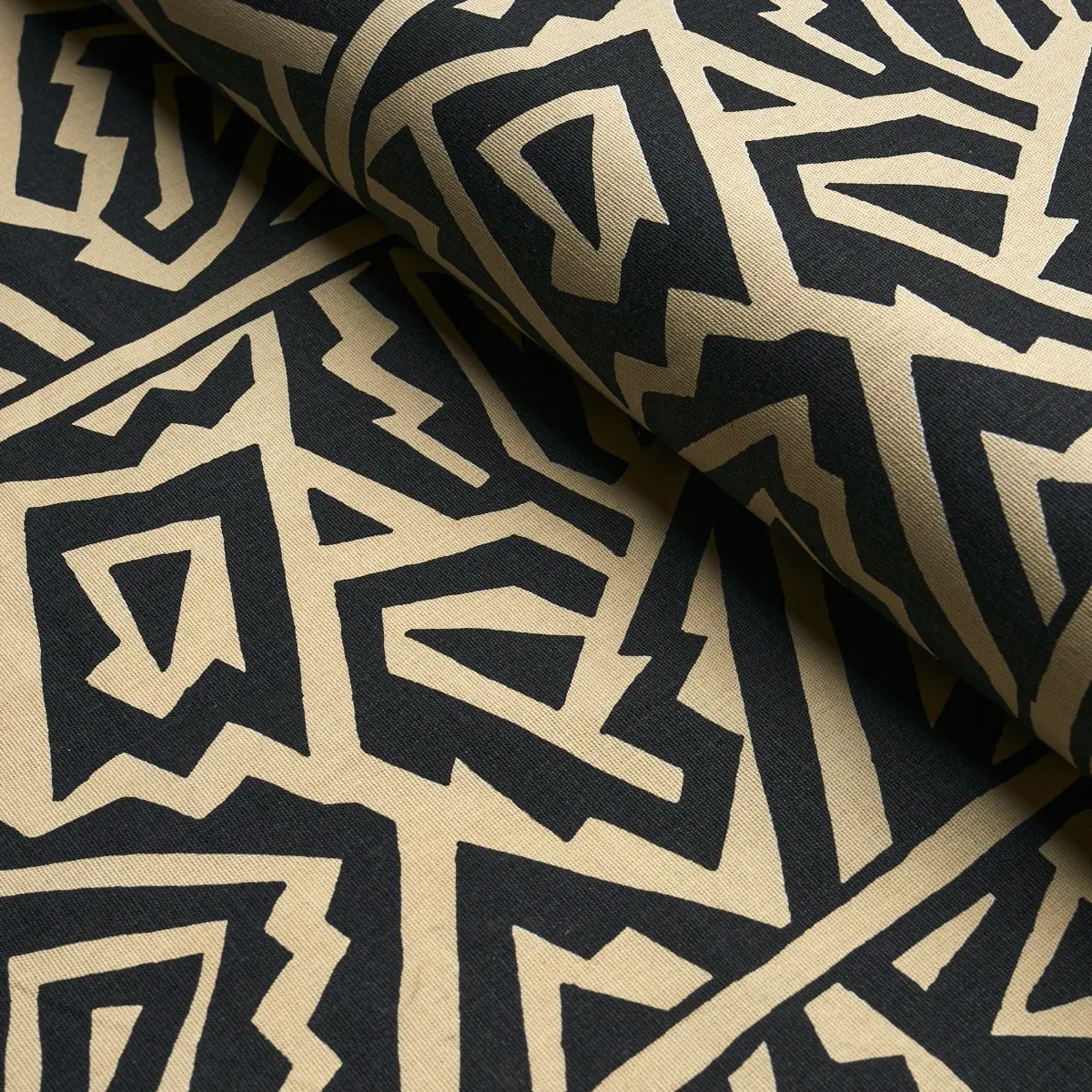 JAGGED MAZE_ BLACK