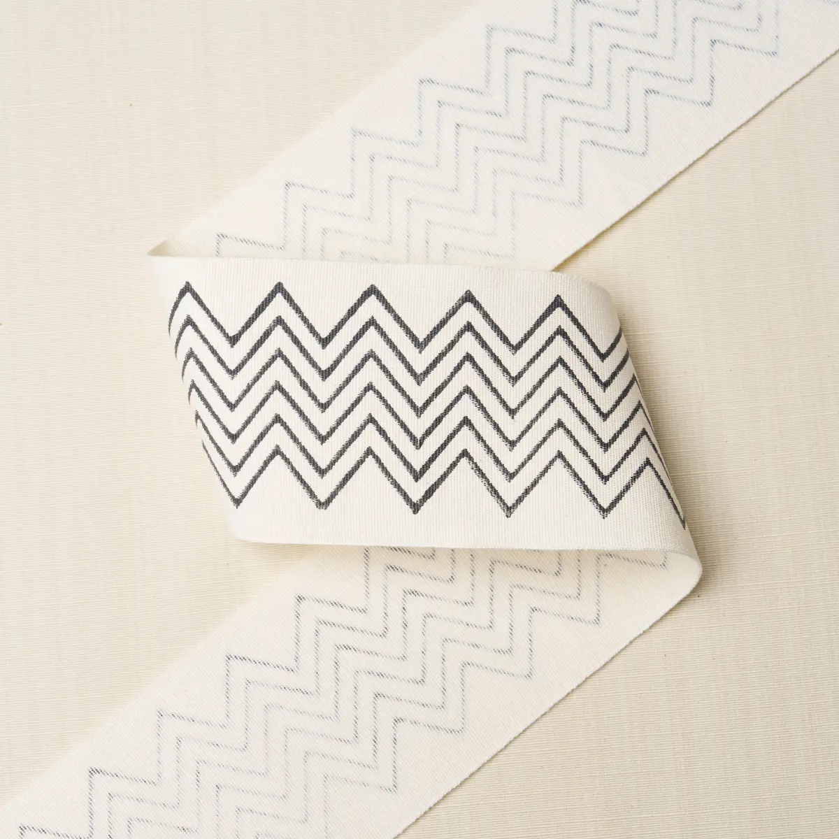 LEORA HAND BLOCKED TAPE NARROW_ CHARCOAL