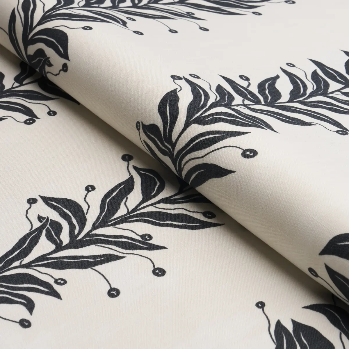 TENDRIL STRIPE INDOOR/OUTDOOR_ BLACK & CREAM