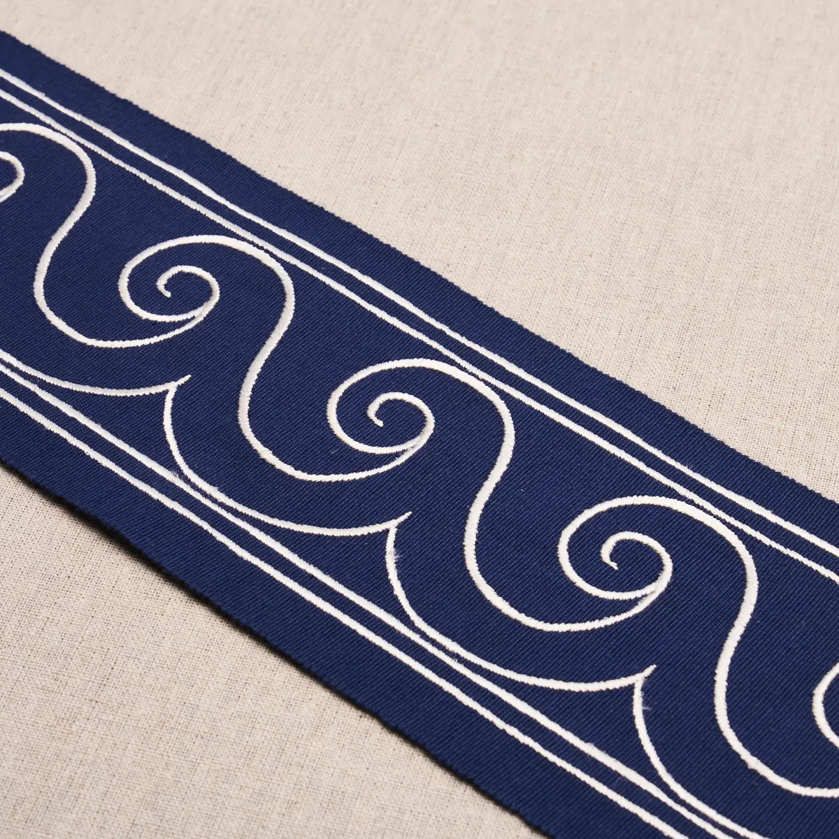 GREEK WAVES TRIM_ WHITE ON NAVY