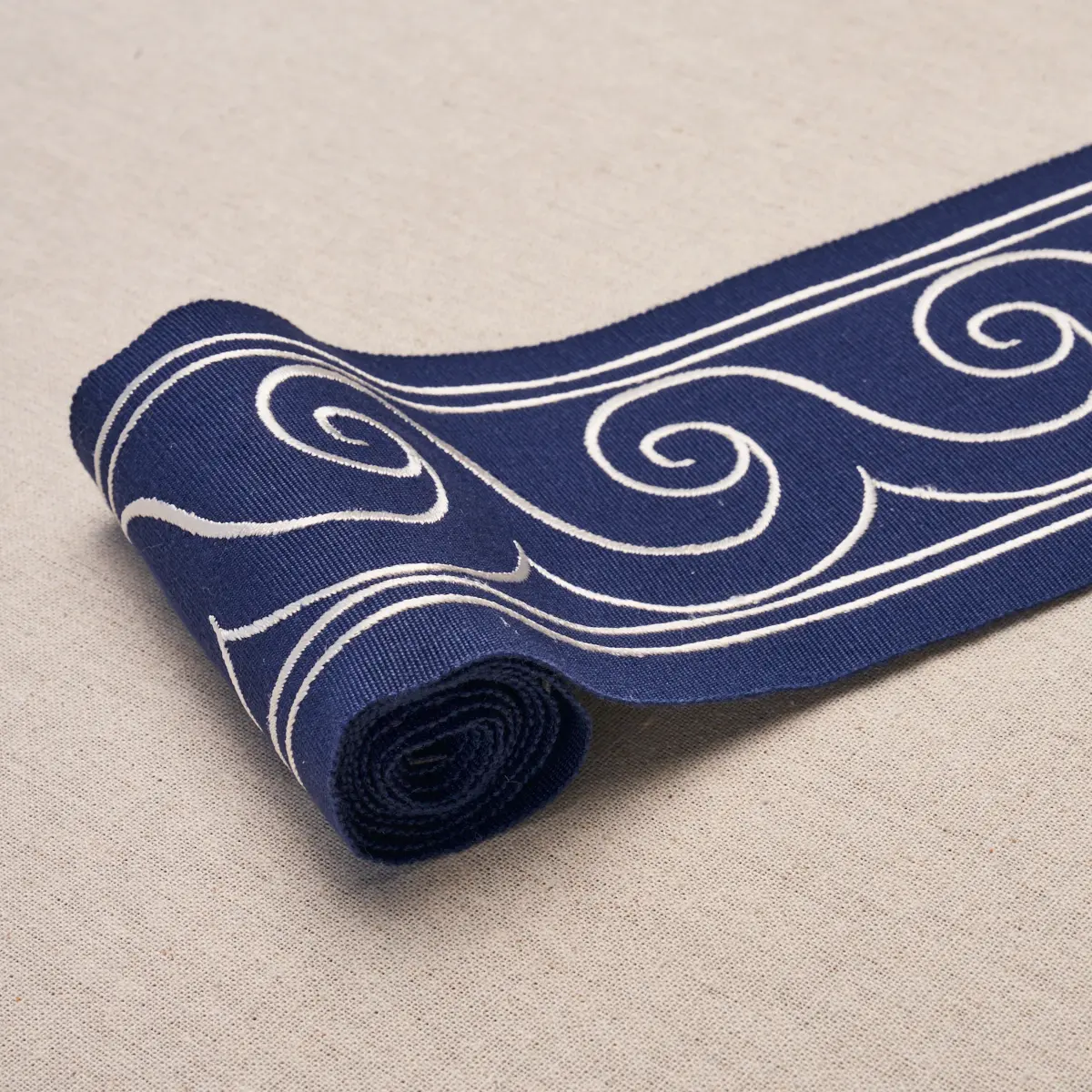 GREEK WAVES TRIM_ WHITE ON NAVY