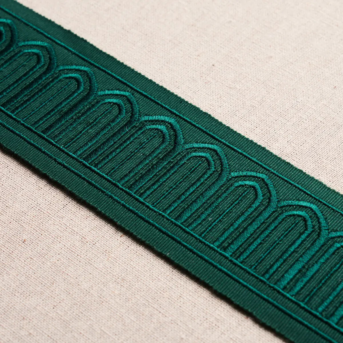 ARCHES EMBROIDERED TAPE MEDIUM_ EMERALD