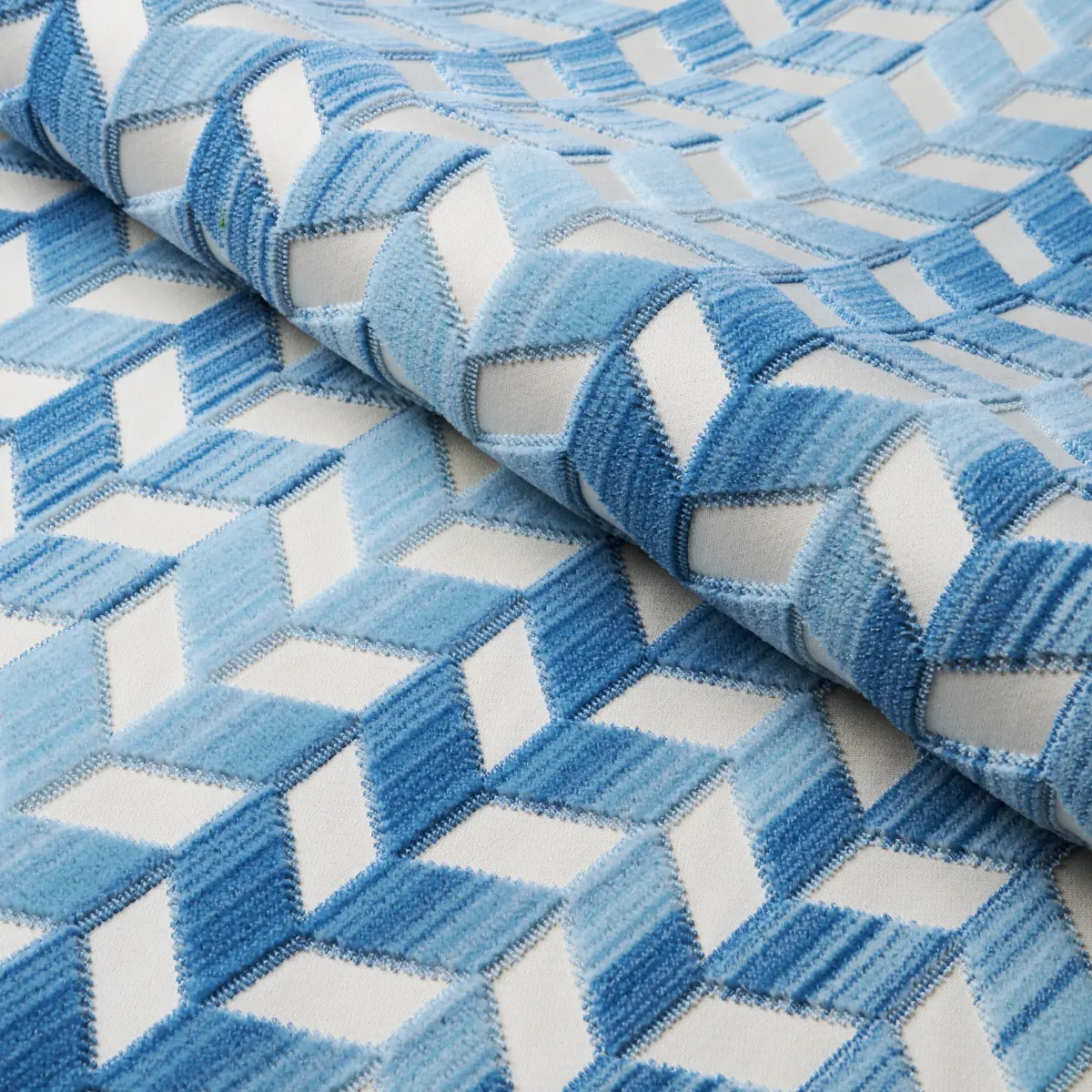 CHEVRON STRIÉ VELVET_ PORCELAIN