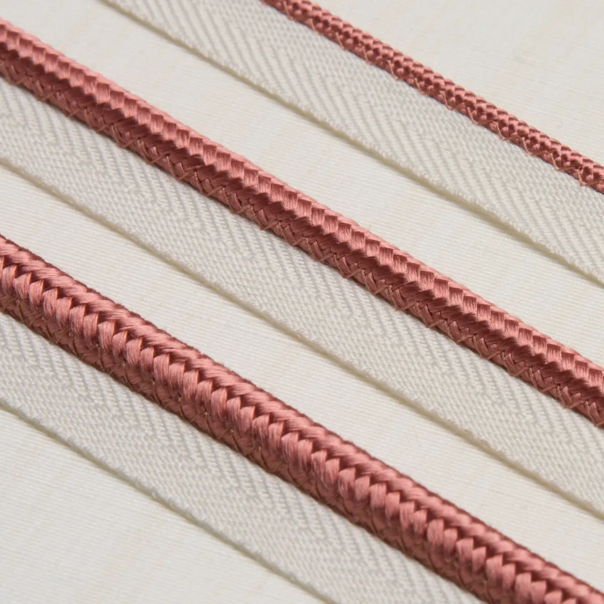 GUSTAVE SILK LIP CORD MEDIUM_ CORAL