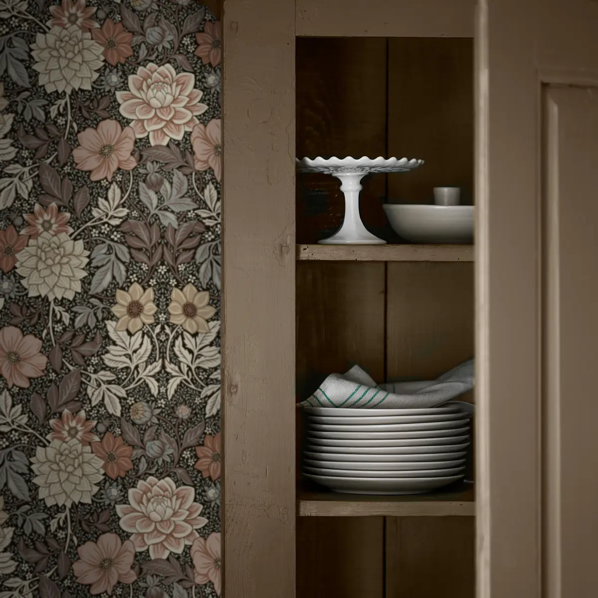 DAHLIA GARDEN_ BROWN