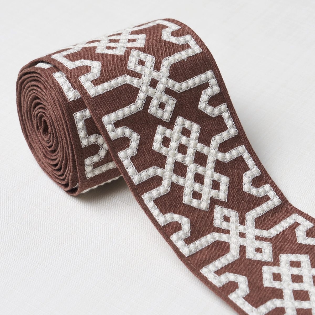 KNOTTED TRELLIS TAPE_ GREY ON BROWN