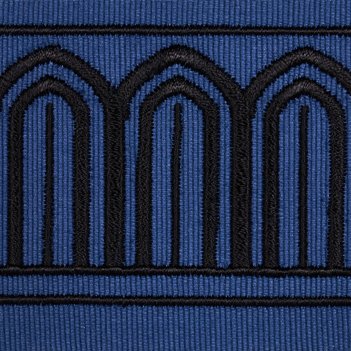 ARCHES EMBROIDERED TAPE MEDIUM_ BLACK ON NAVY