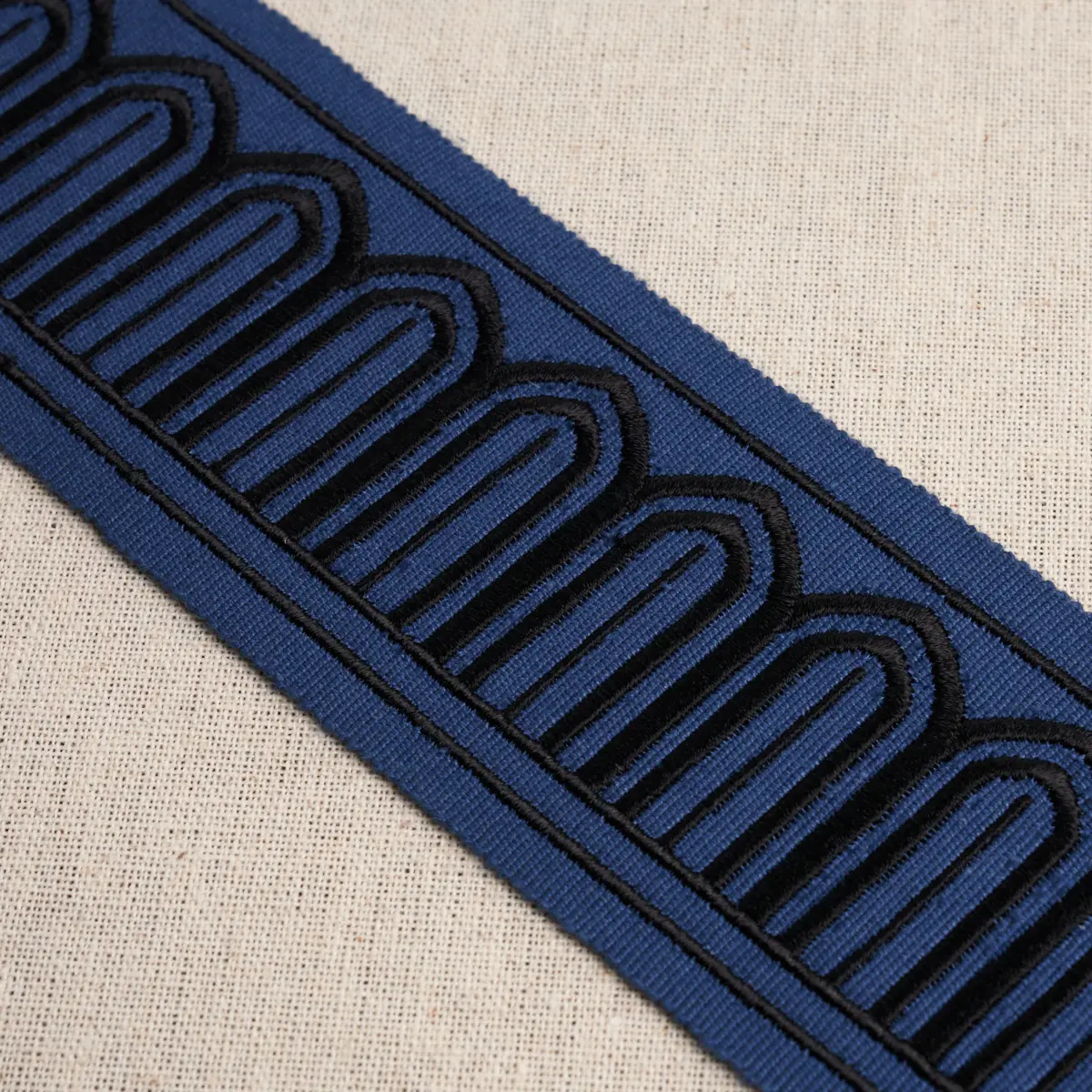 ARCHES EMBROIDERED TAPE MEDIUM_ BLACK ON NAVY