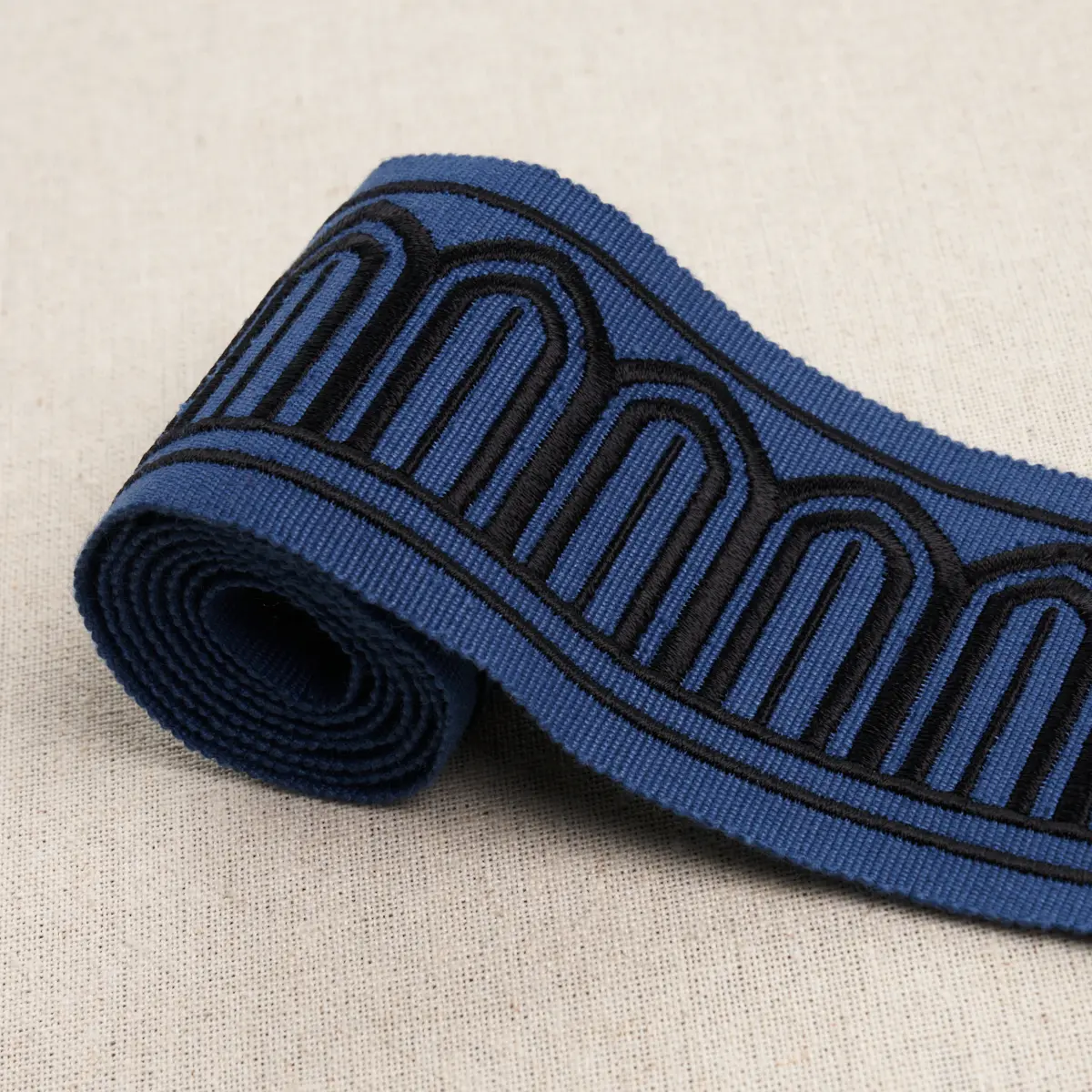 ARCHES EMBROIDERED TAPE MEDIUM_ BLACK ON NAVY