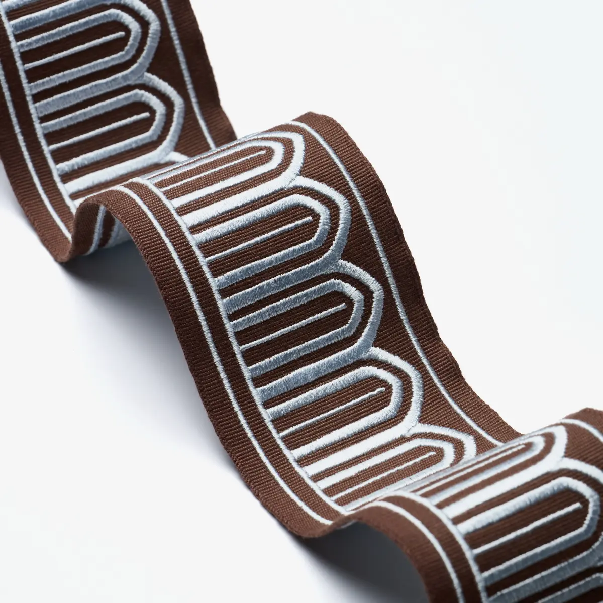 ARCHES EMBROIDERED TAPE MEDIUM_ SKY ON BROWN