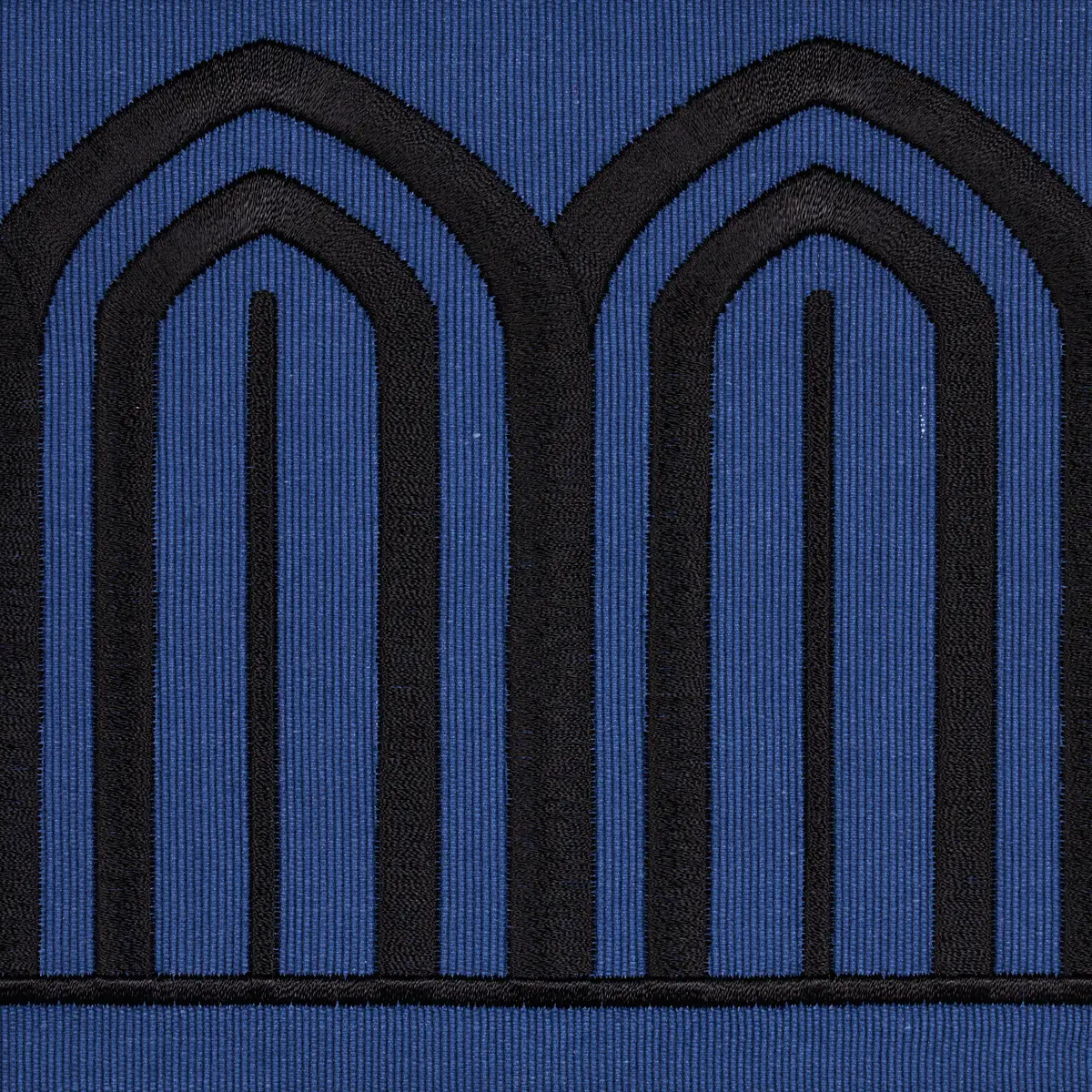ARCHES EMBROIDERED TAPE WIDE_ BLACK ON NAVY