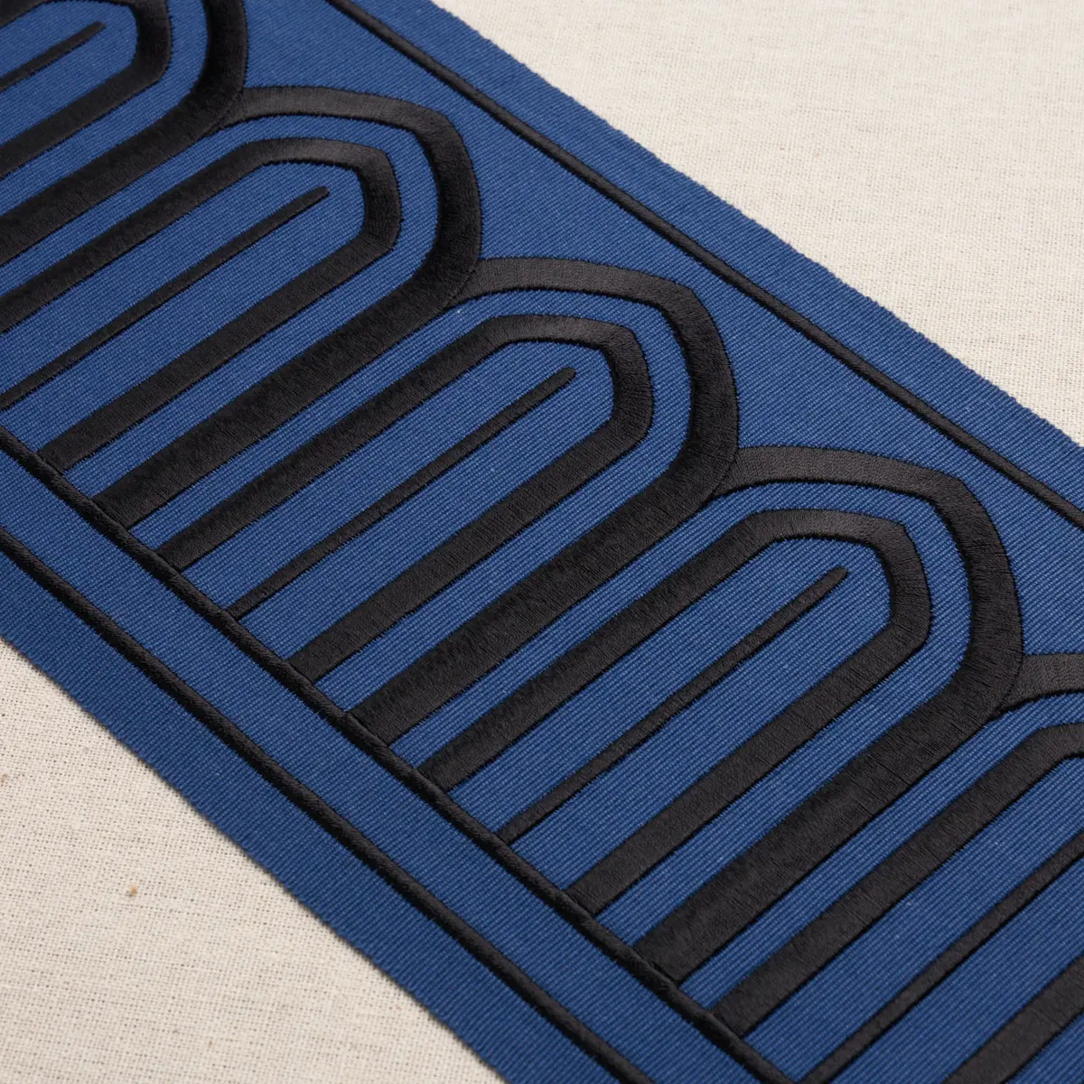 ARCHES EMBROIDERED TAPE WIDE_ BLACK ON NAVY