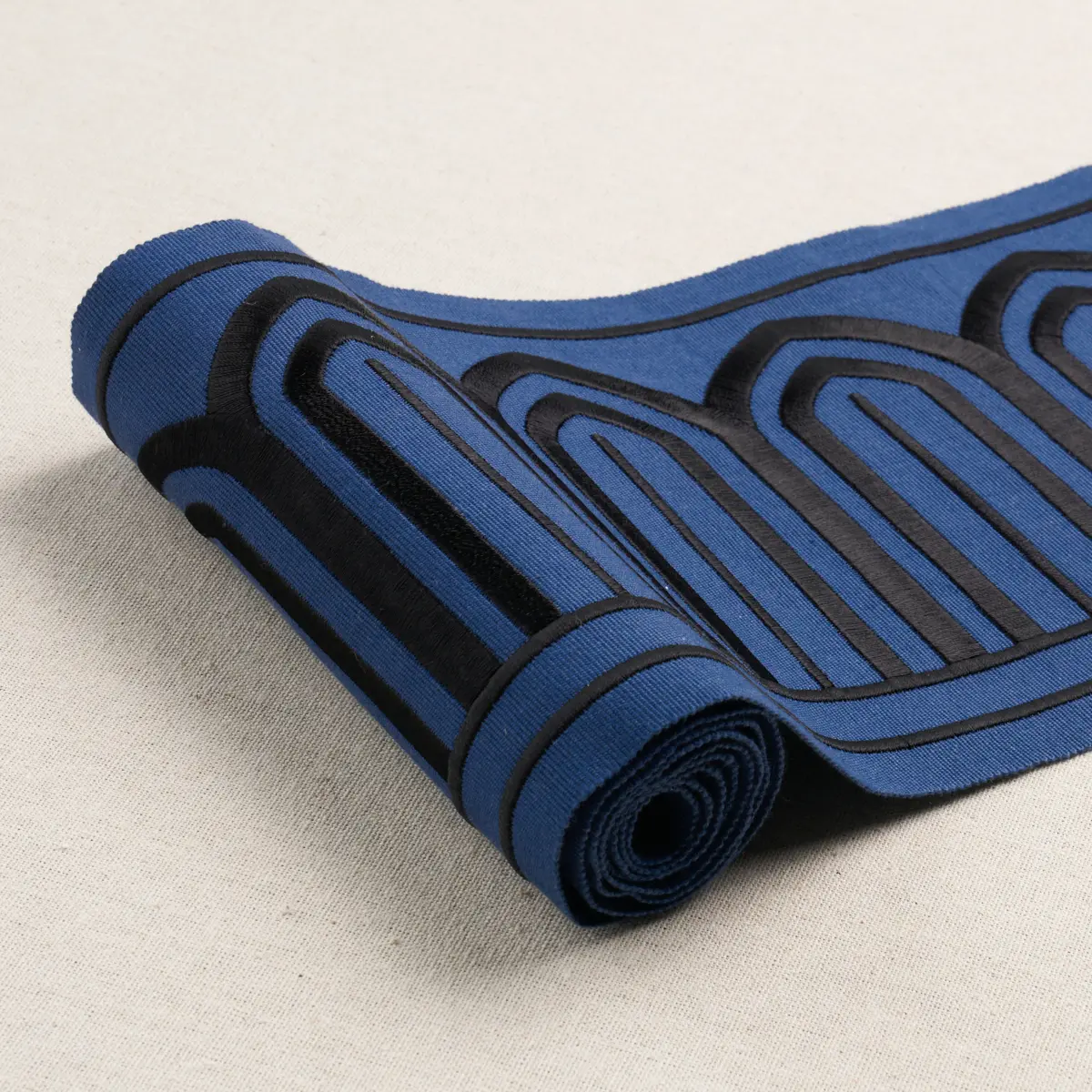 ARCHES EMBROIDERED TAPE WIDE_ BLACK ON NAVY