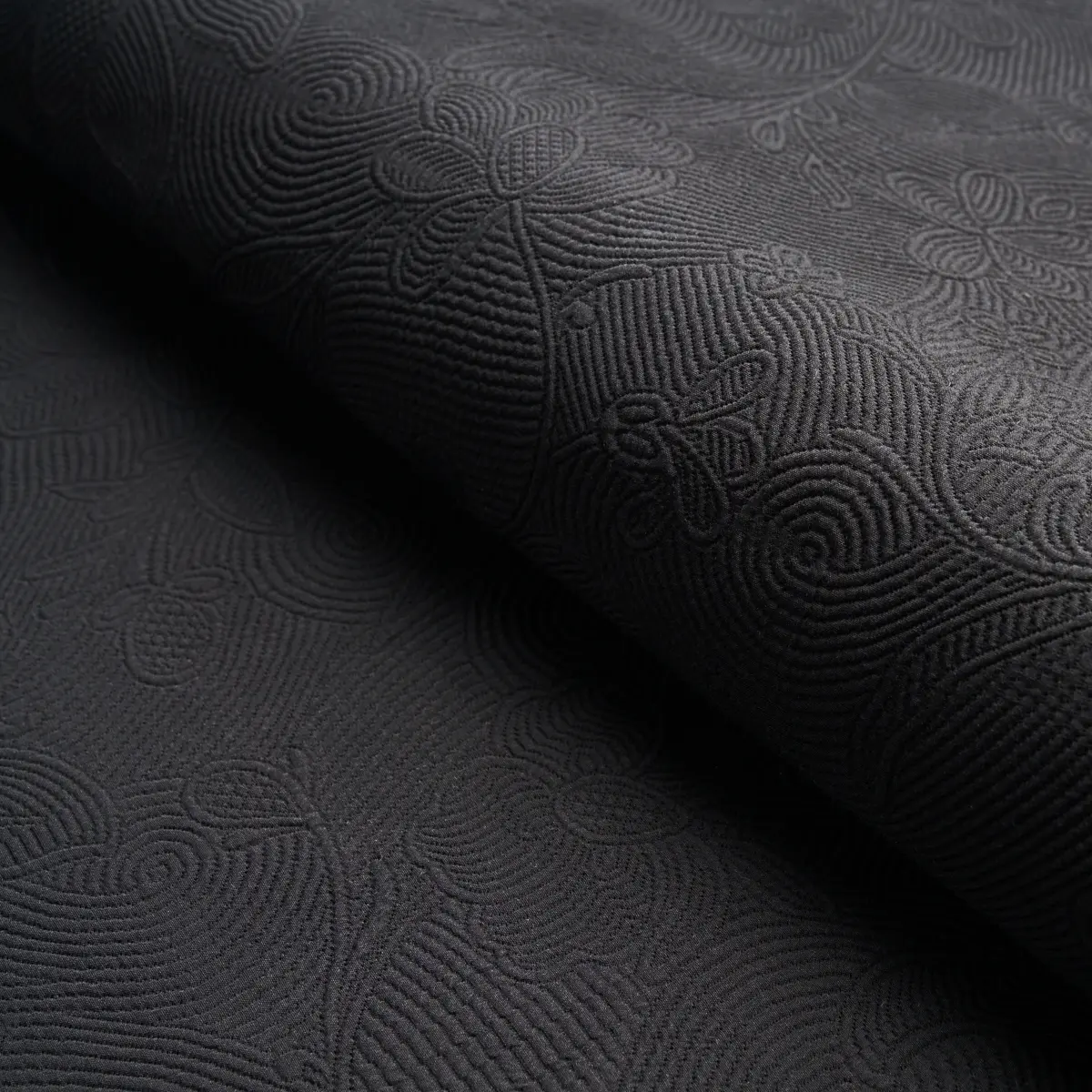 QUILTED SCROLL MATELASSÉ_ PITCH BLACK