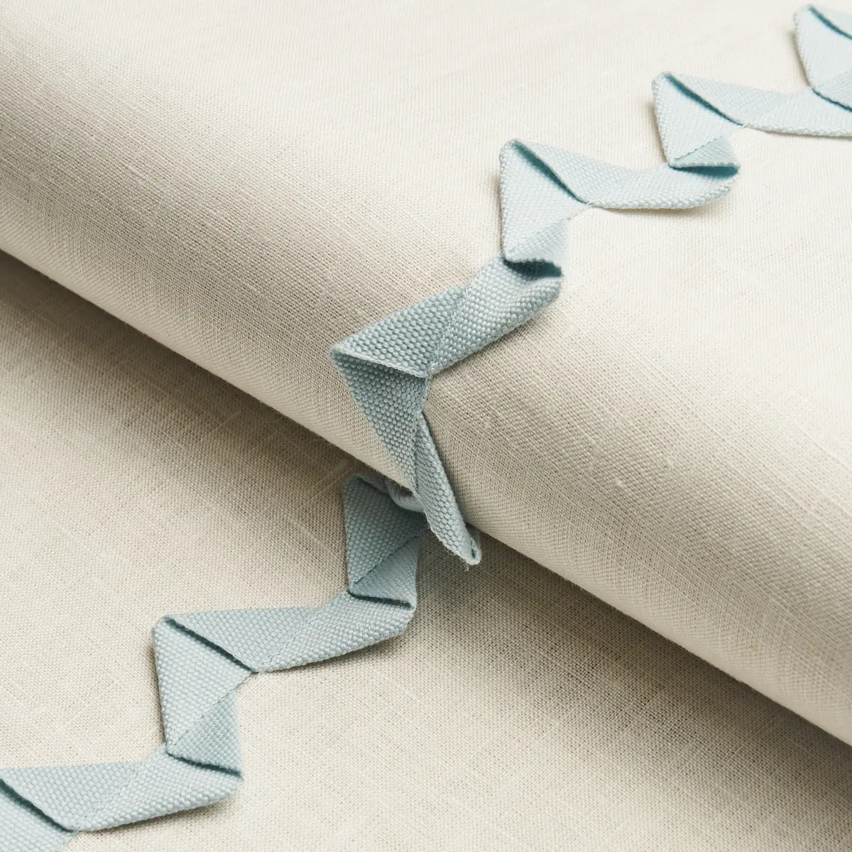 LAZARE APPLIQUÉ_ SKY ON IVORY