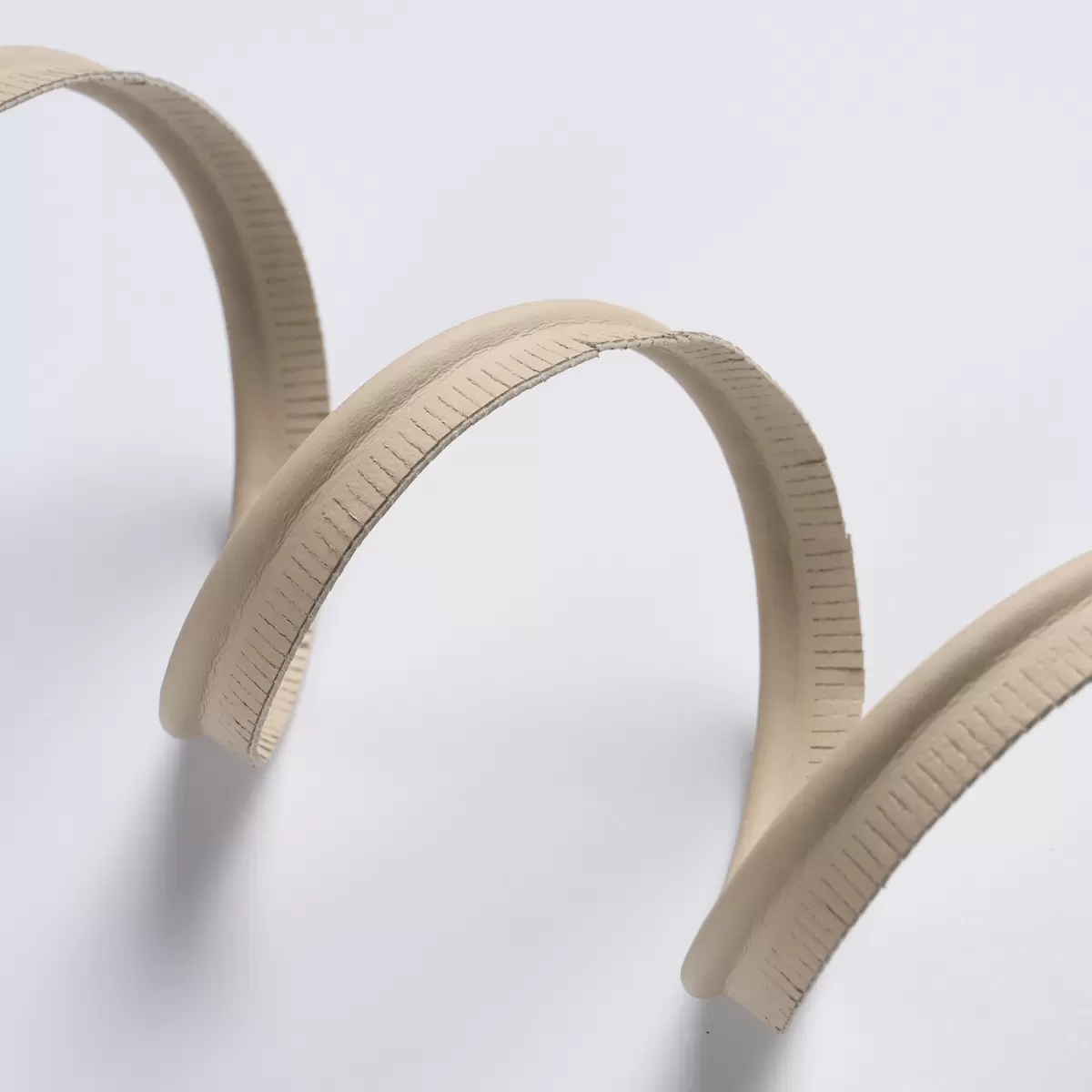 BURNHAM MEDIUM LEATHER PIPING_ BEIGE