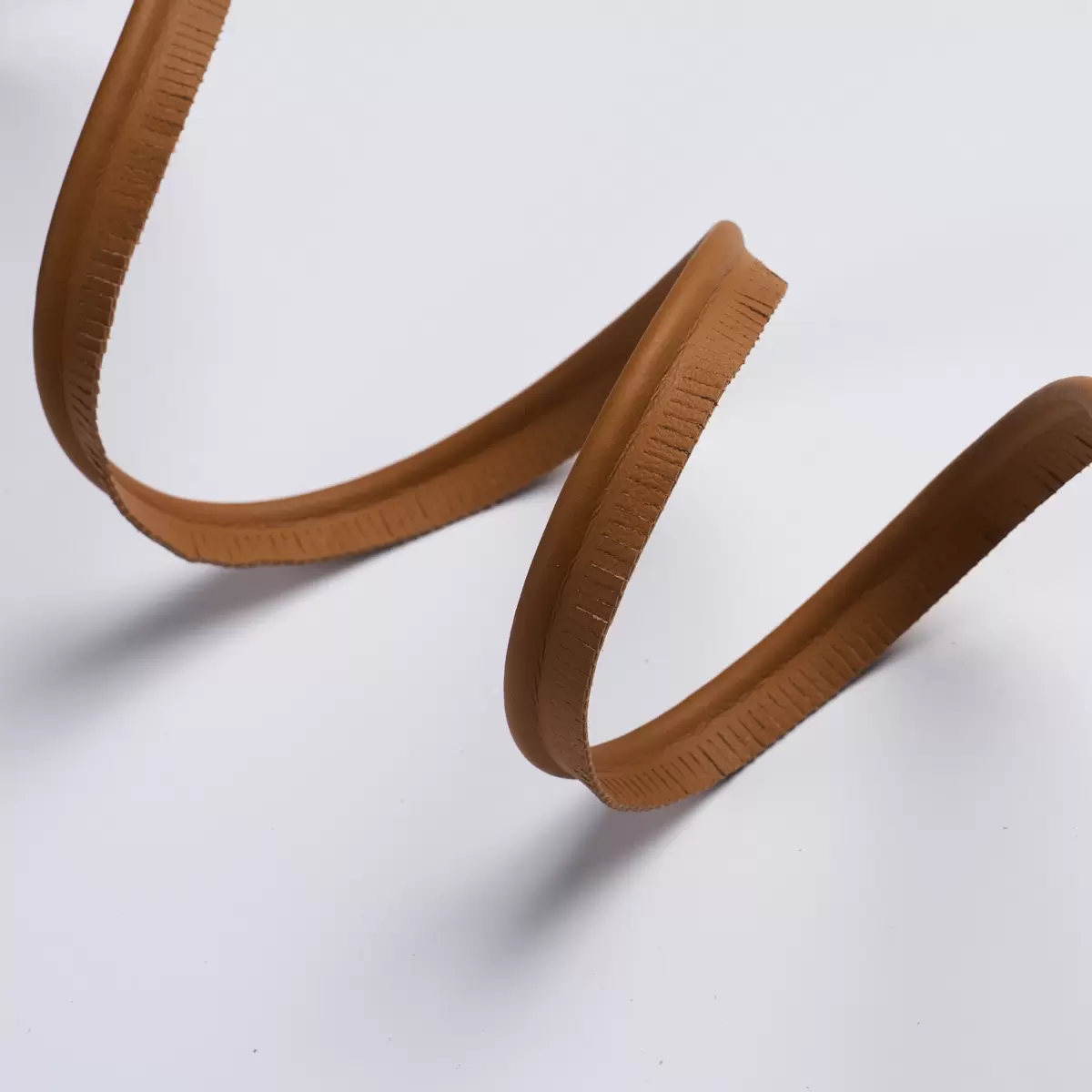 BURNHAM MEDIUM LEATHER PIPING_ CAMEL