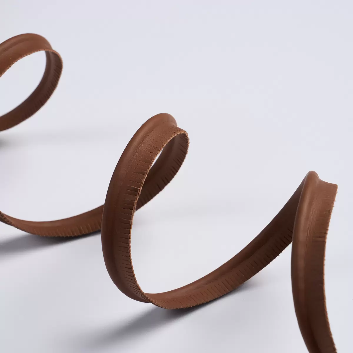 BURNHAM MEDIUM LEATHER PIPING_ BROWN