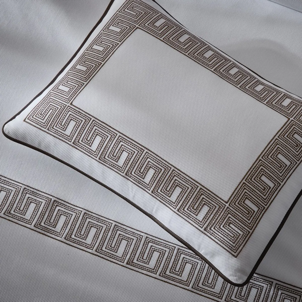 Ophelia Pique Coverlet_ MOCHA