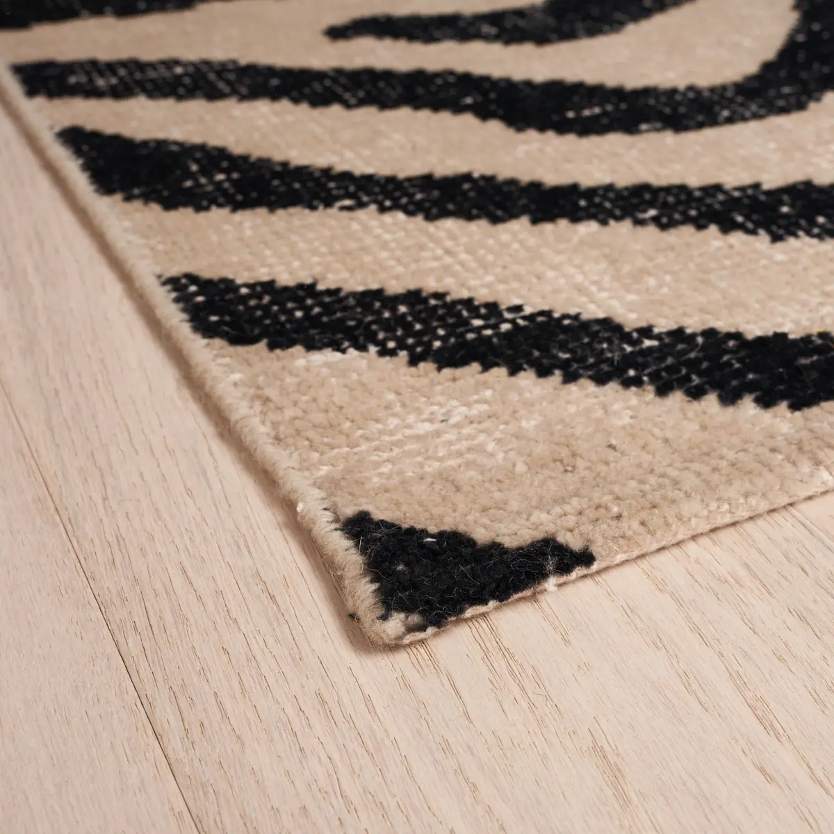 Zebre Hand-Knotted Rug_ BLACK & IVORY