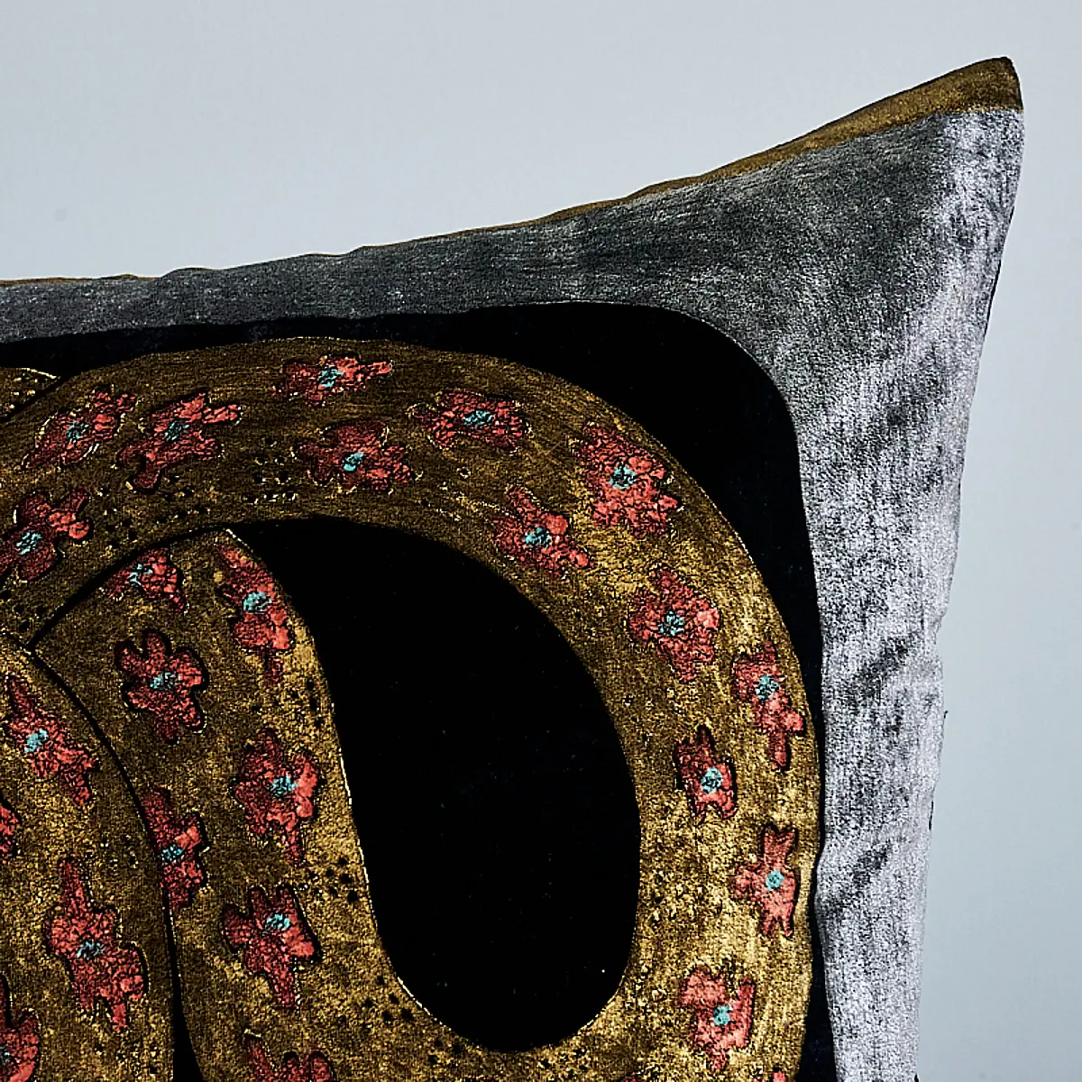 Gilded Serpiente Velvet Pillow_ BLACK