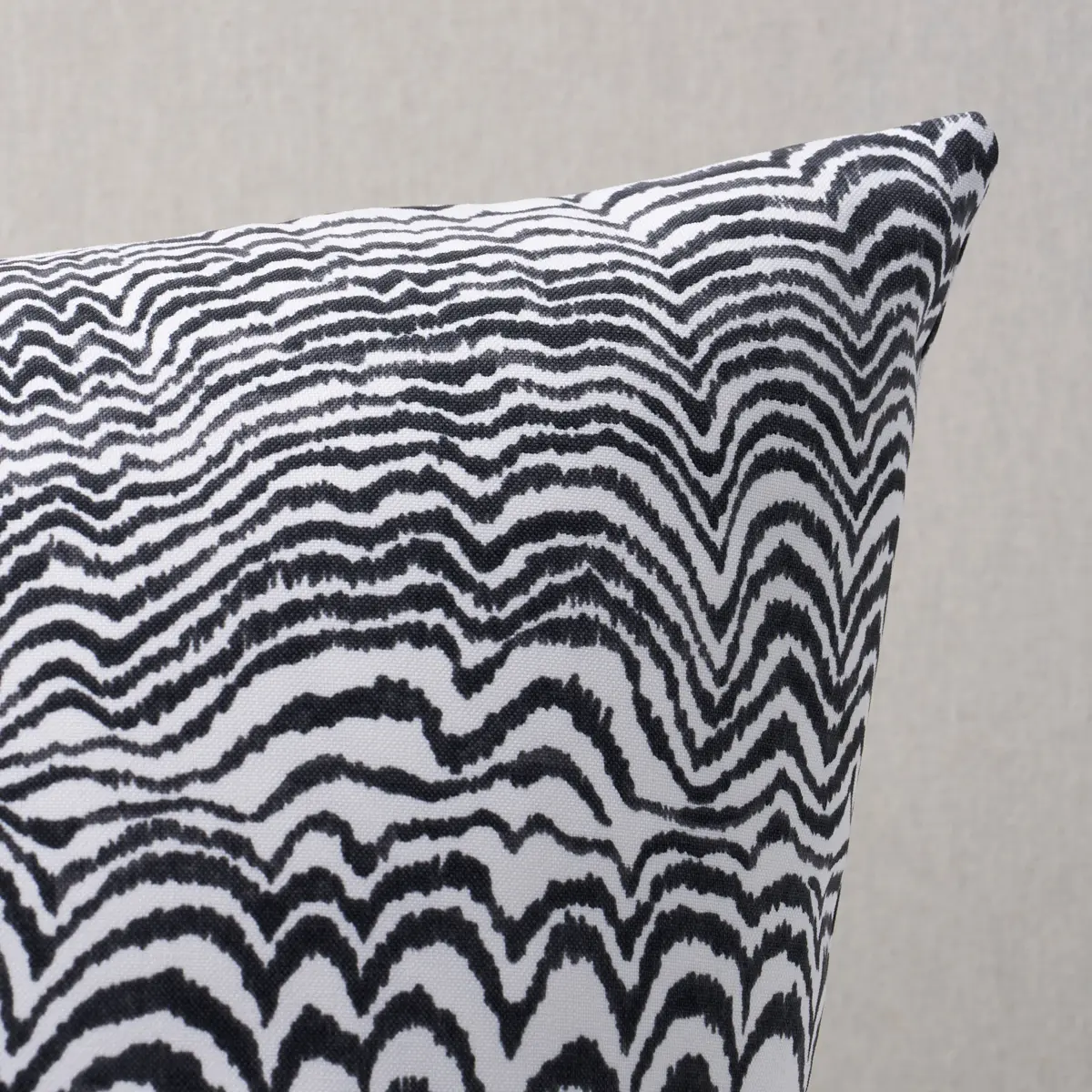 Ink Wave Print I/O Pillow_ BLACK