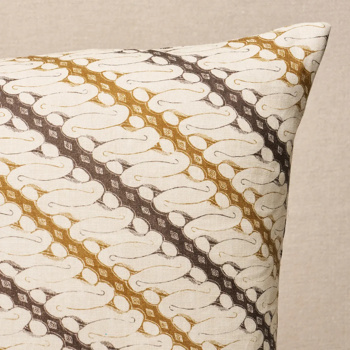 Ronnie Pillow_ BROWN