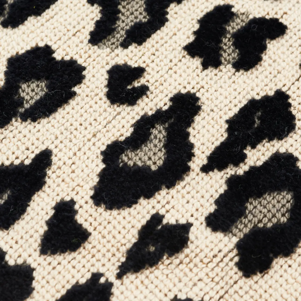 Safari Épinglé Pillow_ SNOW LEOPARD