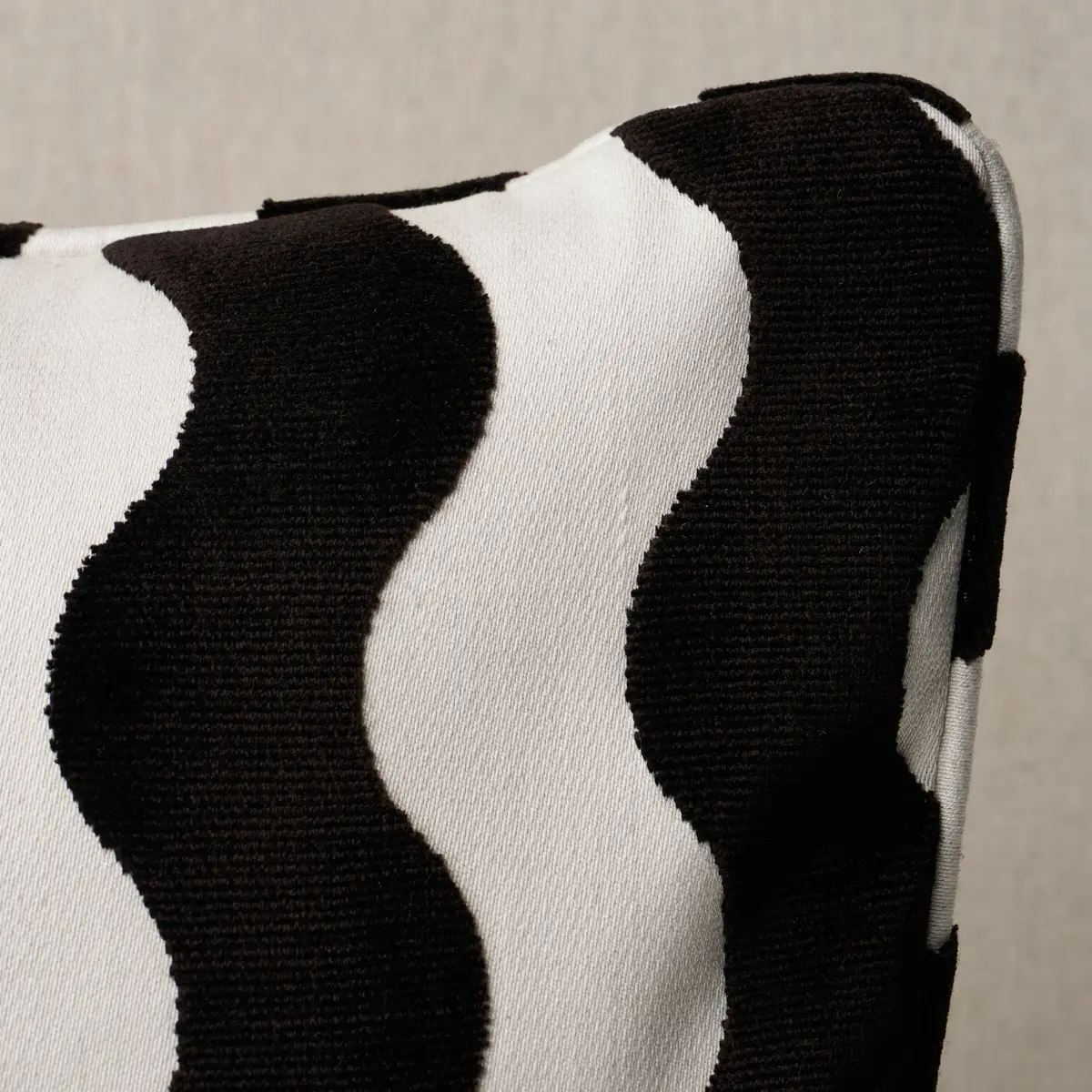 The Wave Pillow_ BLACK