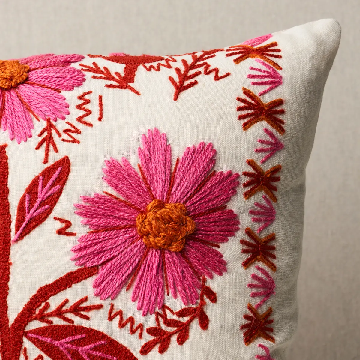 Marguerite Embroidery Pillow_ BLOSSOM