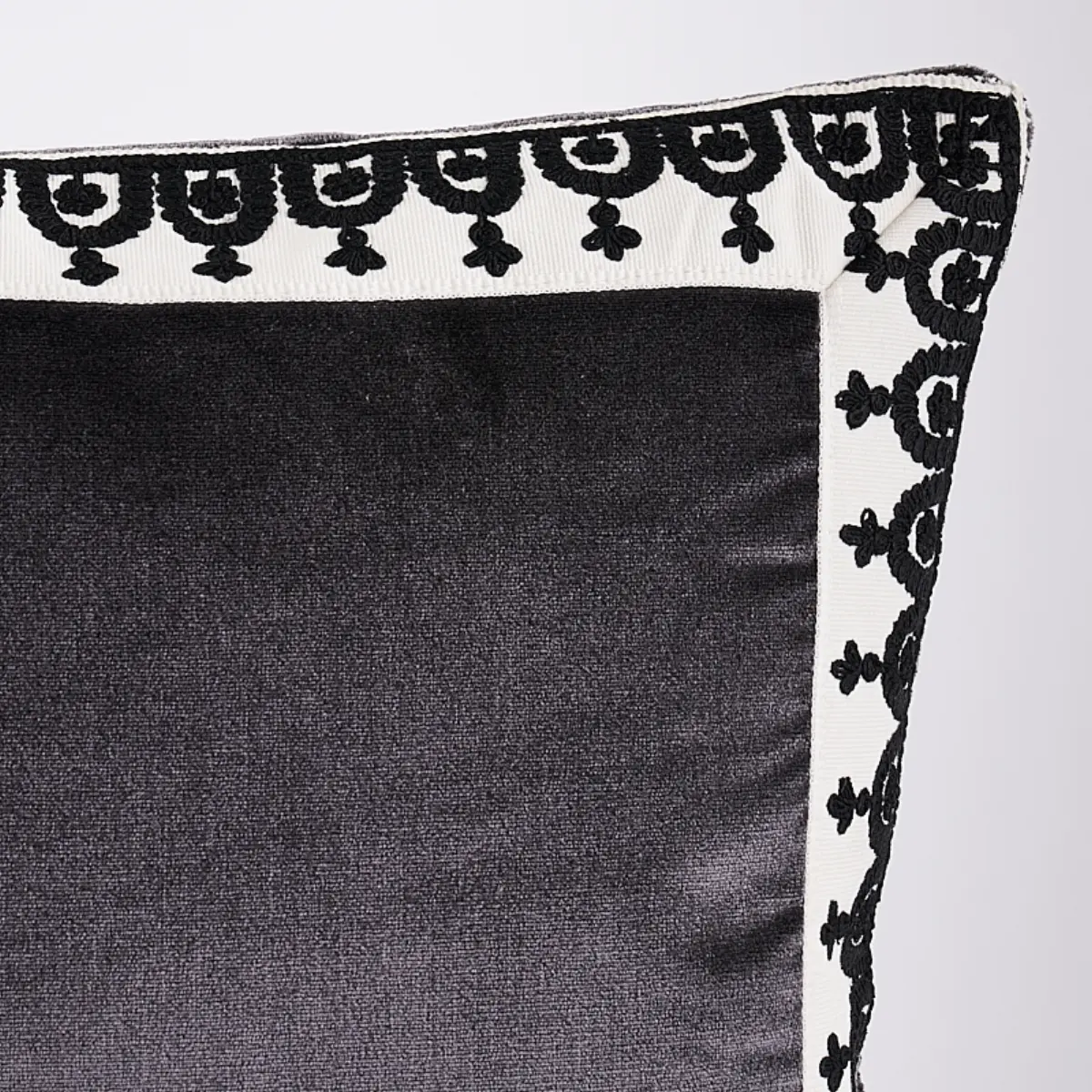 Noelia Pillow_ ONYX