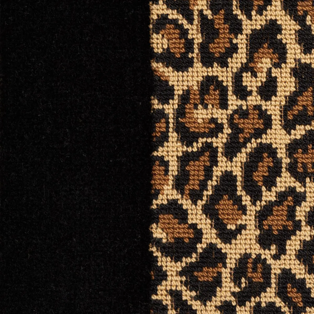Guepard Stripe Velvet Pillow_ BLACK