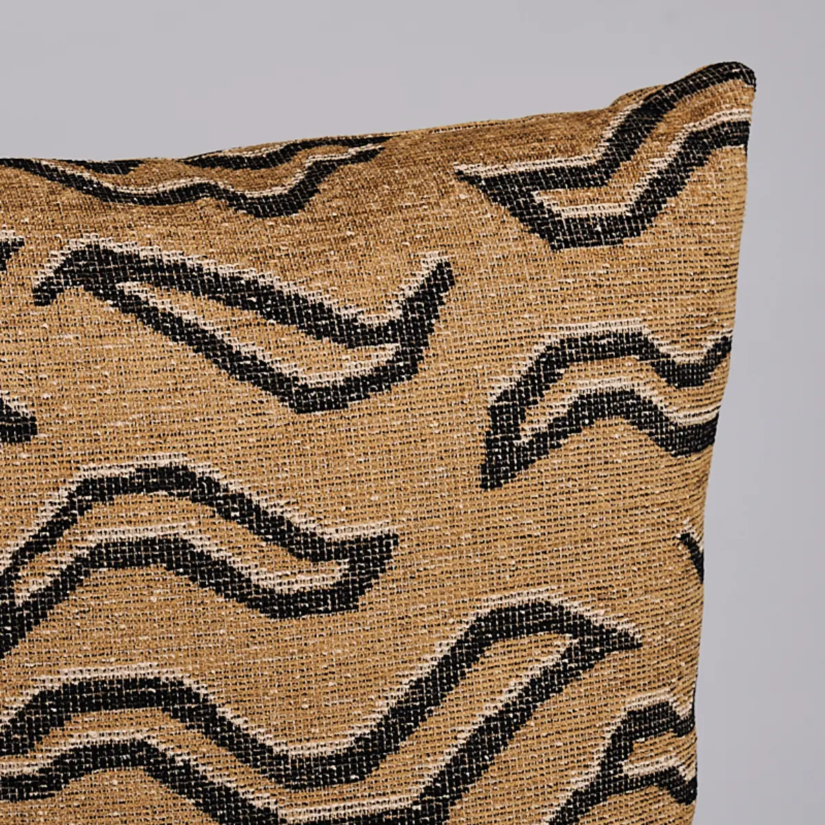 Kata Pillow_ CAMEL WITH BLACK