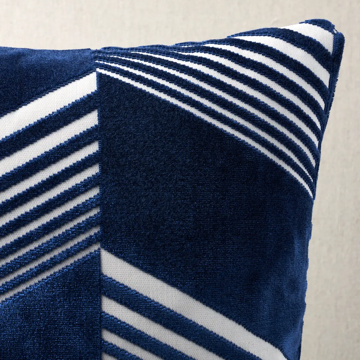 Jessie Cut Velvet Pillow_ NAVY ON WHITE