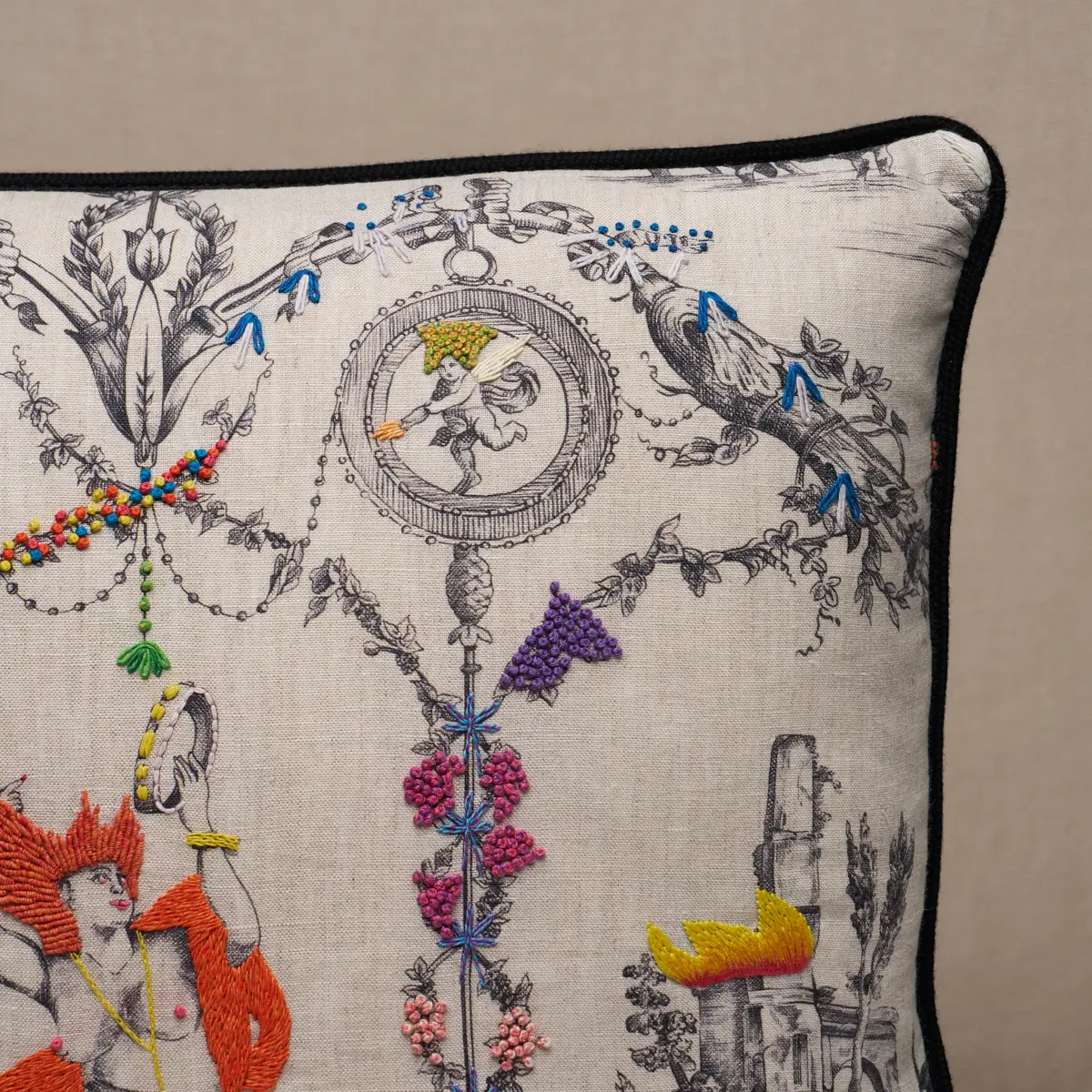 La Liberté Americaine Pillow_ MULTIVERSE