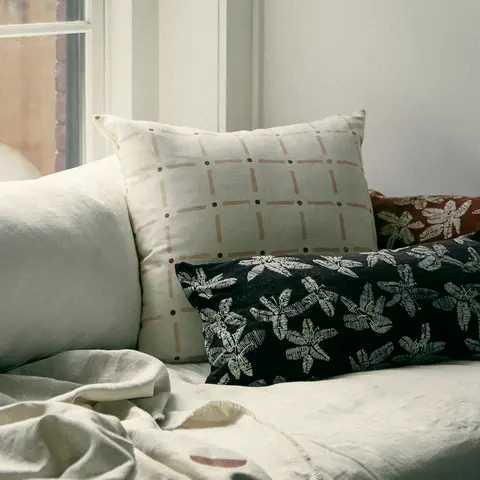 Hibiscus Pillow_ PLUM