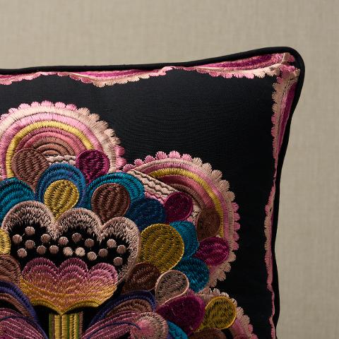 Le Coeur De La Fleur Pillow